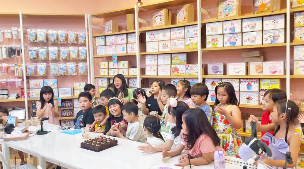 Wimpy Craftstore adalah tempat dimana kreativitas bertemu dengan kebersamaan Bukan sekadar toko, tapi studio kreatif untuk menciptakan karya unik dan mengukir kenangan indah. Bersama teman, keluarga, atau pasangan, wujudkan ide kreatif dan rasakan kehangatan kebersamaan