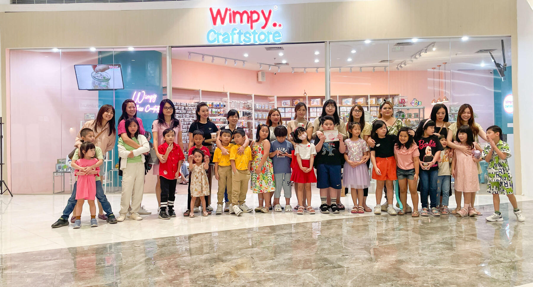 Wimpy Craftstore adalah tempat dimana kreativitas bertemu dengan kebersamaan Bukan sekadar toko, tapi studio kreatif untuk menciptakan karya unik dan mengukir kenangan indah. Bersama teman, keluarga, atau pasangan, wujudkan ide kreatif dan rasakan kehangatan kebersamaan